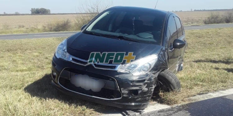 Un auto despistó en autopista y colisionó con el puente del Arroyo Monje