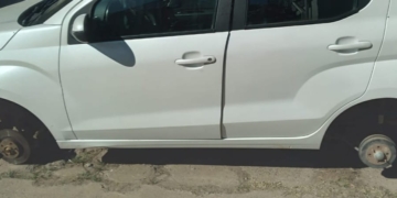 Falso robo en Maciel: dijo que le robaron las ruedas del auto para cobrar el seguro