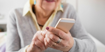 Gaboto: abrió la inscripción al curso de uso de celular para adultos mayores