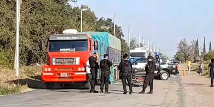 Tragedia en Ruta 11: falleció un motociclista tras chocar con un camión