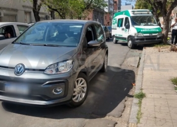 Una ambulancia que trasladaba a dos mujeres de Maciel chocó contra un árbol