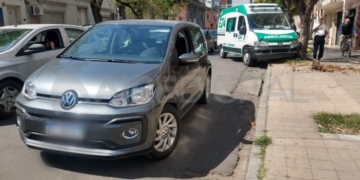 Una ambulancia que trasladaba a dos mujeres de Maciel chocó contra un árbol