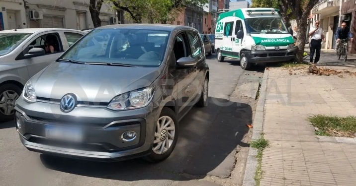 Una ambulancia que trasladaba a dos mujeres de Maciel chocó contra un árbol