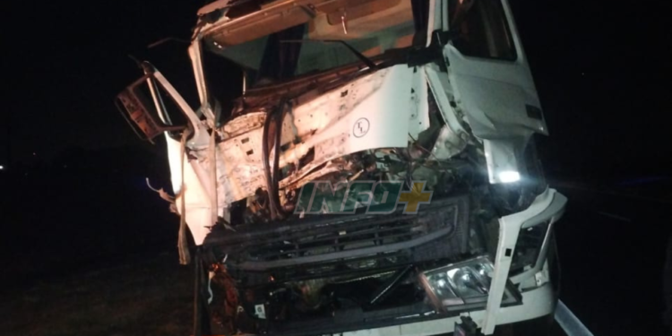 Dos camiones colisionaron sobre autopista en Barrancas: un herido