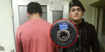 Robo la rueda de un camión y la trasladaba mientras caminaba para venderla