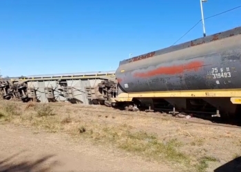 Un tren cargado descarriló en Puerto San Martín: 4 vagones volcados