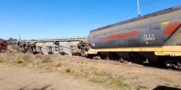 Un tren cargado descarriló en Puerto San Martín: 4 vagones volcados