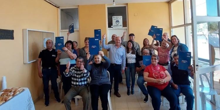 Ocho familias de Carrizales recibieron las escrituras de sus viviendas Fonavi