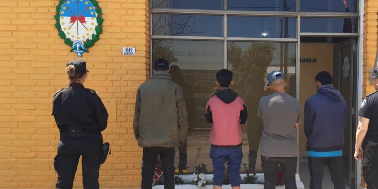 Puerto Aragón: hallaron una moto robada en un pozo en el patio de una vivienda