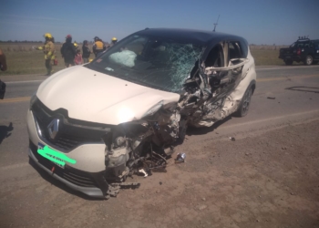 Fuerte impacto entre un auto y un camión en San Genaro: una familia herida