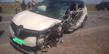 Fuerte impacto entre un auto y un camión en San Genaro: una familia herida