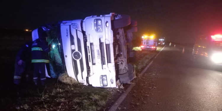 Se le cruzó un caballo, evitó chocar contra un colectivo y volcó en Ruta 34