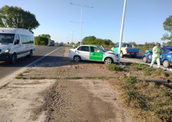 Un auto impactó contra una columna de alumbrado sobre autopista