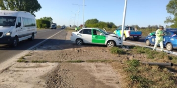 Un auto impactó contra una columna de alumbrado sobre autopista
