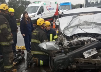 Tragedia en autopista: un muerto y dos heridos en un fuerte choque