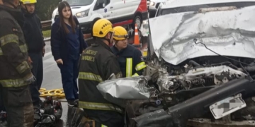 Tragedia en autopista: un muerto y dos heridos en un fuerte choque