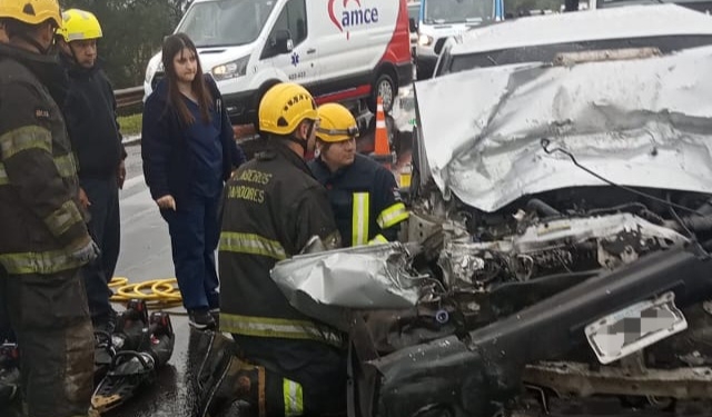 Tragedia en autopista: un muerto y dos heridos en un fuerte choque
