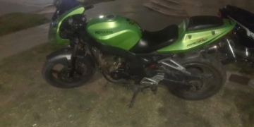 Una mujer en silla de ruedas fue impactada por una moto y resultó con graves heridas
