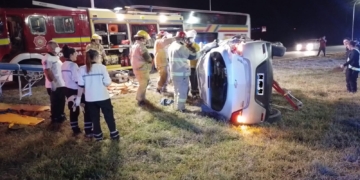Un hombre y una mujer de Barrancas volcaron en autopista y quedaron atrapados