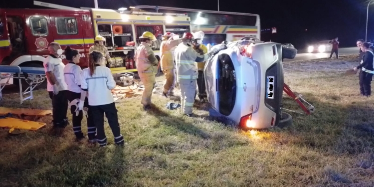 Un hombre y una mujer de Barrancas volcaron en autopista y quedaron atrapados
