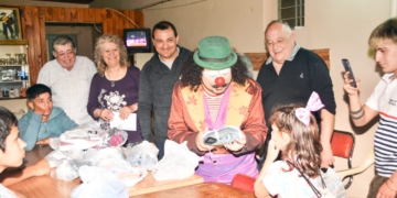 El concejal totorense Pepe Pascual entregó calzados al comedor barrio Ron junto a Pio Drovetta