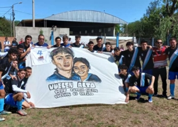 Fútbol y emoción con un homenaje a los hermanos Maxi y Estefi Ruiz: «Vuelen alto»