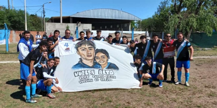 Fútbol y emoción con un homenaje a los hermanos Maxi y Estefi Ruiz: «Vuelen alto»