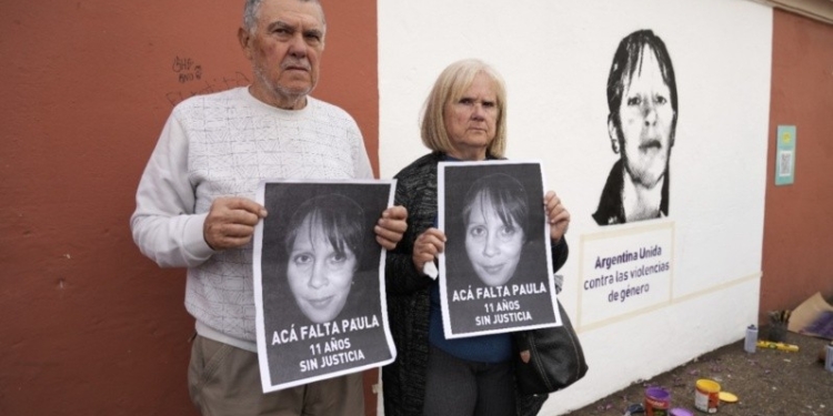 Inauguraron un mural de Paula Perassi en el colegio donde estudian sus hijos