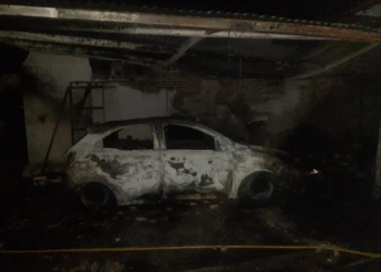 Hacía un asado cerca del garaje y se le prendió fuego el auto