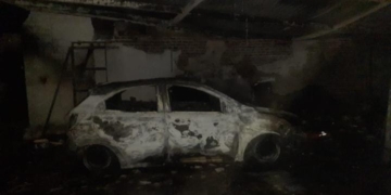 Hacía un asado cerca del garaje y se le prendió fuego el auto