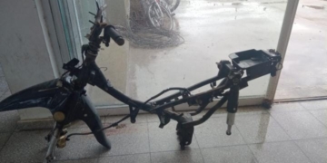 Le robaron la moto y se la desarmaron: encontraron solo el cuadro
