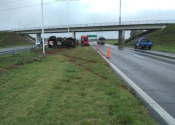 El chofer que volcó con su camión en autopista es de Timbúes y sufrió politraumatismos