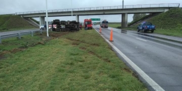 El chofer que volcó con su camión en autopista es de Timbúes y sufrió politraumatismos