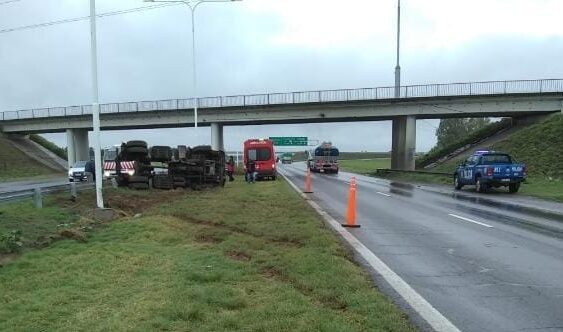 El chofer que volcó con su camión en autopista es de Timbúes y sufrió politraumatismos