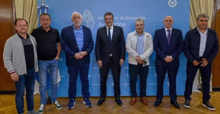 Camioneros amenazan con un nuevo paro: Aladio se reunió con Massa
