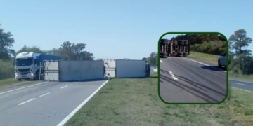 Un camionero de Barrancas volcó en Monje sobre autopista y se debió cortar la traza