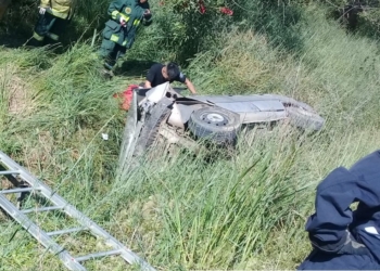 Impresionante vuelco en el camino a Puerto Aragón: un conductor herido