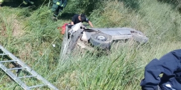 Impresionante vuelco en el camino a Puerto Aragón: un conductor herido