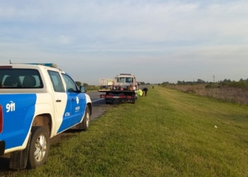 Dos personas en moto cayeron en autopista al ser impactados por un auto que huyó