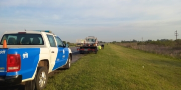 Dos personas en moto cayeron en autopista al ser impactados por un auto que huyó