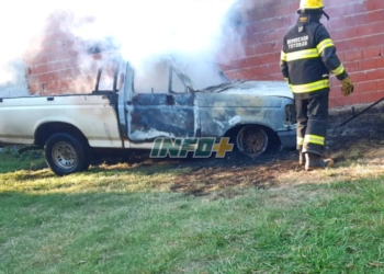 Los Bomberos de Totoras sofocaron el incendio de una camioneta