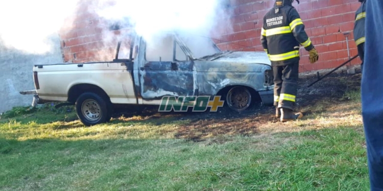 Los Bomberos de Totoras sofocaron el incendio de una camioneta