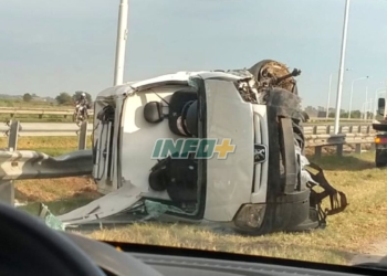 Vuelco y milagro en la autopista: el guardarrail evitó un choque frontal