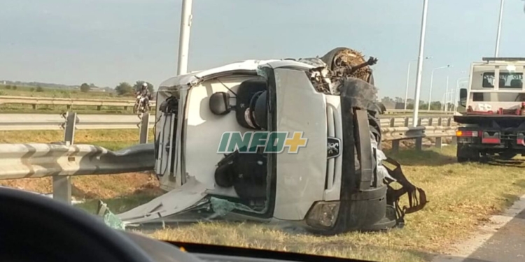 Vuelco y milagro en la autopista: el guardarrail evitó un choque frontal