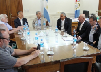 La provincia oficializó la propuesta salarial a gremios de administración central y docentes