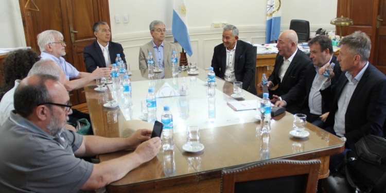 La provincia oficializó la propuesta salarial a gremios de administración central y docentes