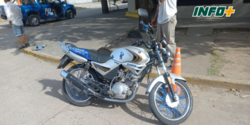 Dos vecinos de Maciel colisionaron en la esquina de la Comuna