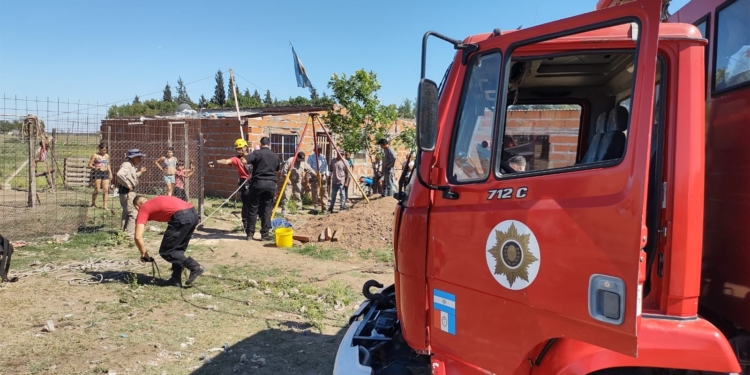 Bomberos rescataron a un caballo que cayó a un pozo ciego