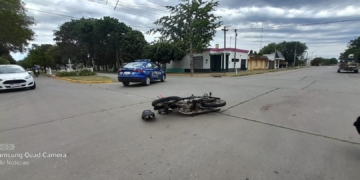 Dos vecinos de Barrancas colisionaron en una esquina del pueblo: un herido