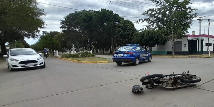 Dos vecinos de Barrancas colisionaron en una esquina del pueblo: un herido